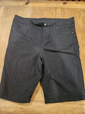 Terra & Sky Black Women's Stretch Bermuda Shorts